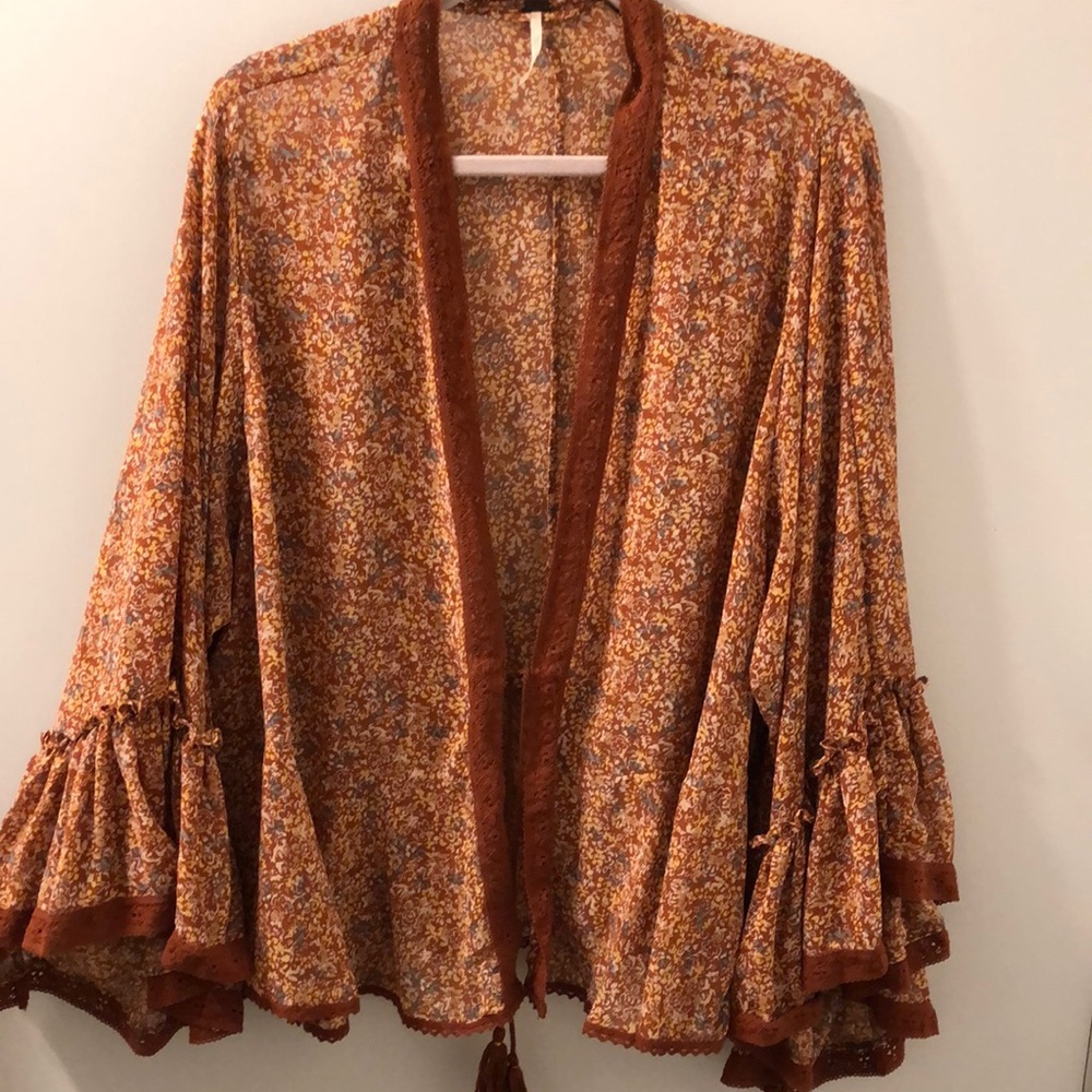 Free People Floral Boho Kimono w/flared sleeves Size M (slightly oversized)